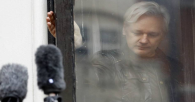 El fundador de WikiLeaks, Julian Assange, cierra la ventana después de saludar a sus seguidores desde un balcón de la Embajada de Ecuador en Londres el 19 de mayo de 2017. (Foto: Frank Augstein / AP)