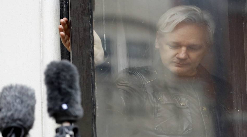 El fundador de WikiLeaks, Julian Assange, cierra la ventana después de saludar a sus seguidores desde un balcón de la Embajada de Ecuador en Londres el 19 de mayo de 2017. (Foto: Frank Augstein / AP)