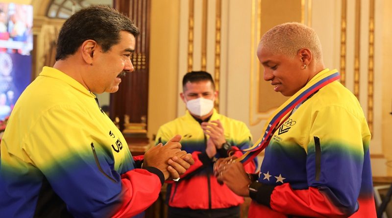 EN MIRAFLORES | Presidente Maduro condecora con Orden Libertadoras de América a Yulimar Rojas por su victoria histórica en Triple Salto Olímpico y Mundial