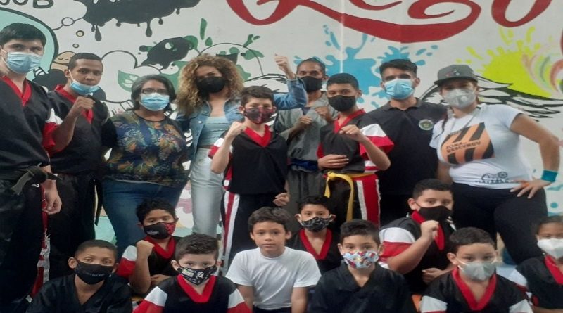 Judoca Anriquelis Barrios comparte con comunidad de Petare en Caracas