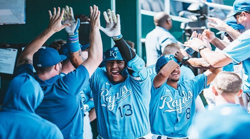 Salvador Pérez igualó la histórica marca de Johnny Bench de más jonrones en una temporada para un receptor