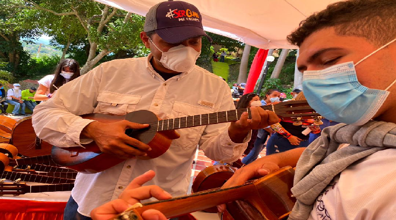 Agrupaciones culturales de Lara reciben instrumentos musicales