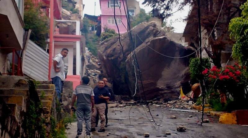 Rocas gigantes sepultan viviendas tras derrumbe del Cerro del Chiquihuite en el Estado de México