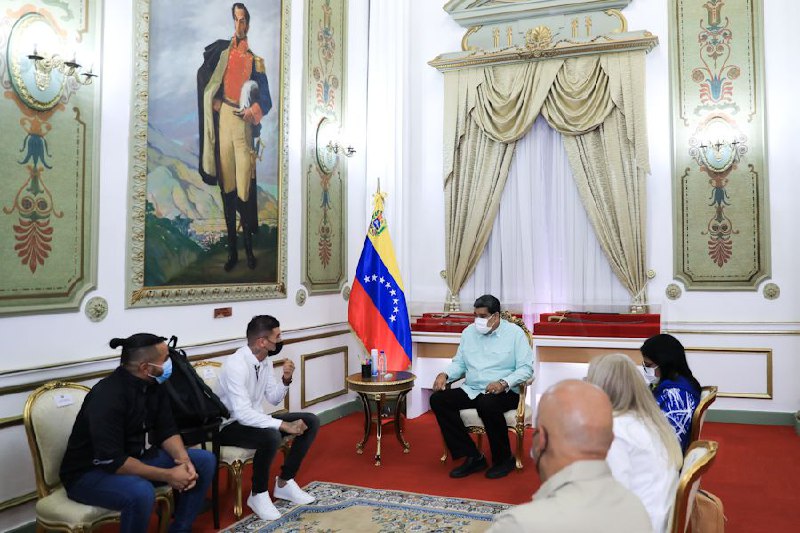 EN MIRAFLORES | Campeón de Boxeo Roger Gutiérrez visita al Presidente Maduro para mostrarle Cetro Mundial Súper Pluma