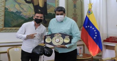 EN MIRAFLORES | Campeón de Boxeo Roger Gutiérrez visita al Presidente Maduro para mostrarle Cetro Mundial Súper Pluma