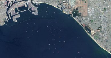 Satélite capta desde el espacio una enorme fila de buques portacontenedores cerca de las costas de California