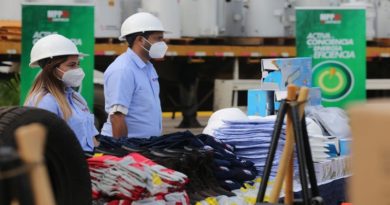 Un total de mil 500 uniformes fueron entregados a fuerza trabajadora de Corpoelec en Zulia