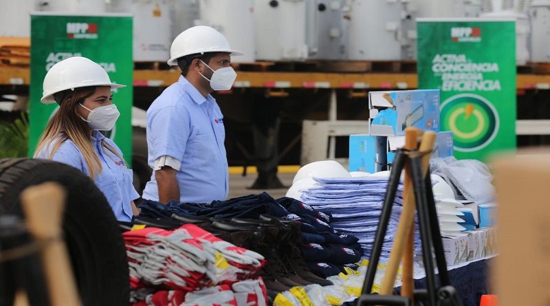 Un total de mil 500 uniformes fueron entregados a fuerza trabajadora de Corpoelec en Zulia