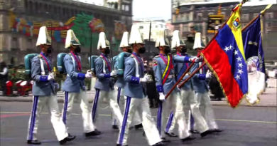 FANB ondea el Tricolor Nacional en desfile de la Independencia de México