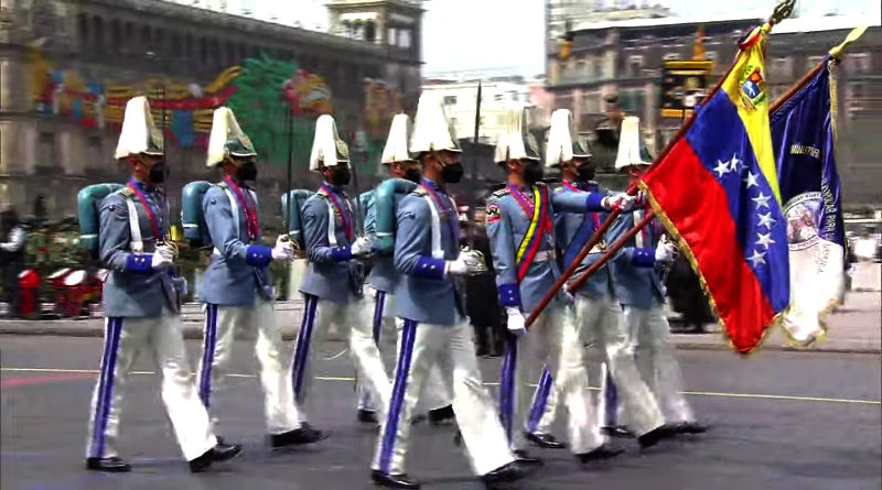 FANB ondea el Tricolor Nacional en desfile de la Independencia de México