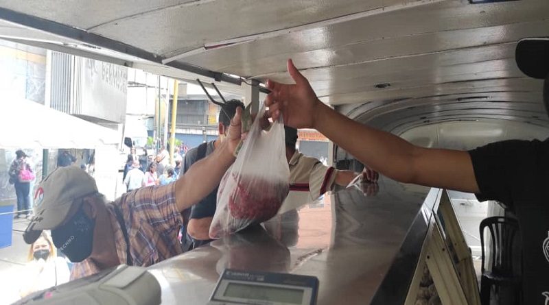 Guaica-Bus expende productos cárnicos en avenida Bermúdez de Los Teques