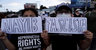 Miles de manifestantes protestan en El Salvador contra la reelección presidencial