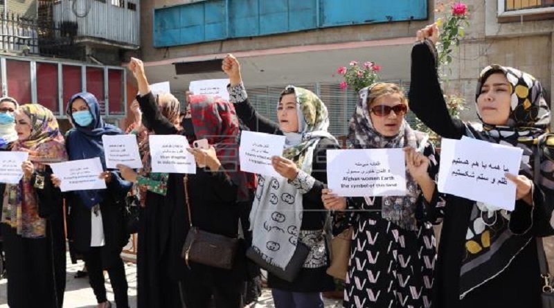 Mujeres afganas protestan por segundo día para reclamar sus derechos a los talibanes