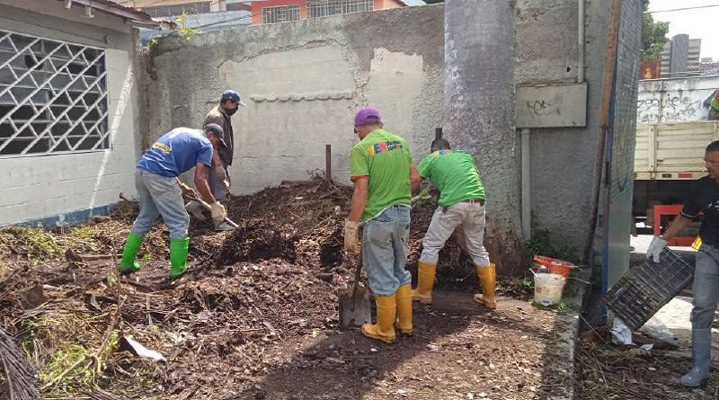 Cuadrillas de Serviguaicaipuro realizan labores de limpieza en Los Teques en Miranda