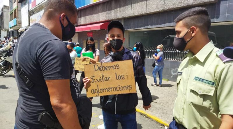 Desplegados funcionarios de Poliguaicaipuro para exhortar a los ciudadanos cumpliendo del protocolo sanitario