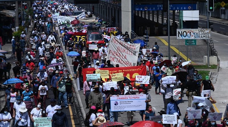 Salvadoreños protestan en las calles contra el presidente Bukele en el día de la Independencia