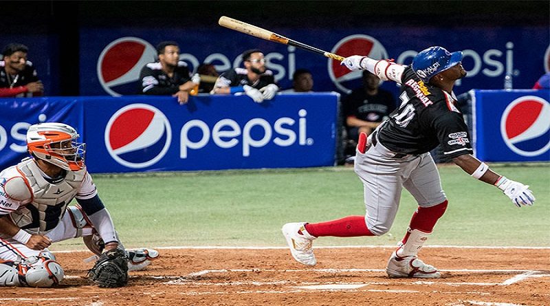 Tiburones conquista su primer triunfo de la temporada al vencer 7-4 a los Caribes
