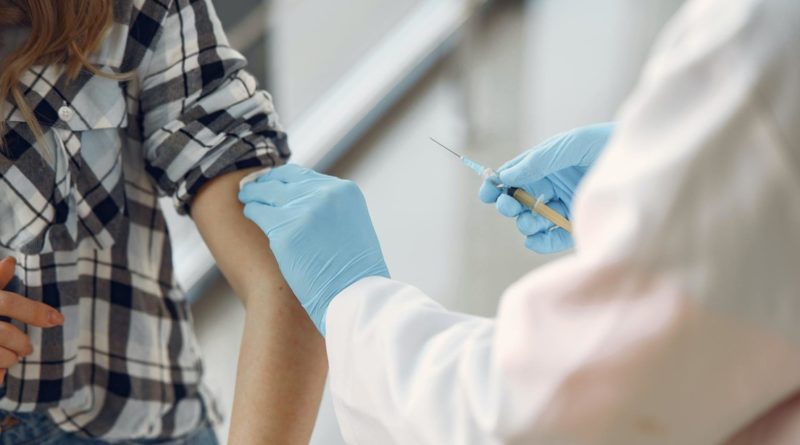 Estudio sugiere que es seguro y eficaz la aplicación de vacunas contra la gripe y la COVID-19