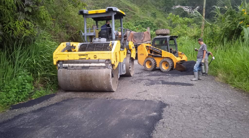 Aplican 30 toneladas de asfalto en la parroquia Cecilio Acosta de Miranda