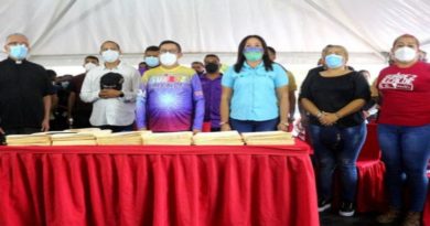 Entregan 685 certificados de adjudicación de locales en Catia La Mar