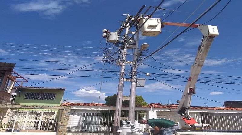 Corpoelec instala transformadores en la avenida Monseñor Pellin de Cúa estado Miranda