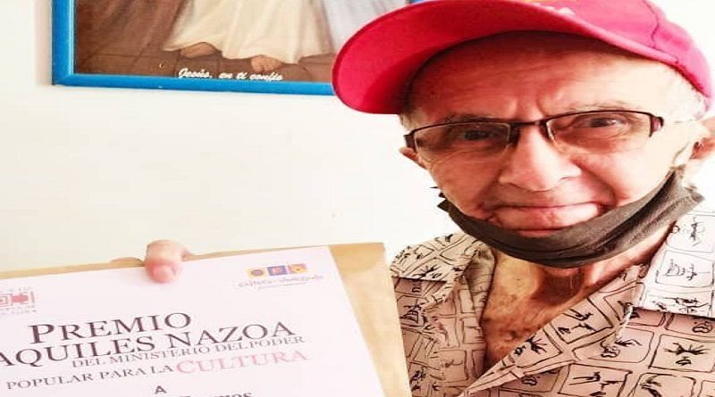 El presidente de la República Bolivariana de Venezuela, Nicolás Maduro, envío un mensaje de condolencia a familiares y amigos del locutor y Premio Nacional de Cultura y Aquiles Nazoa, Porfirio Torres, quien falleció a los 81 años de edad.  A través de su cuenta en la red social Twitter, el Jefe de Estado venezolano recordó a Torres como  "una voz inédita que recordaremos siempre; ícono de la locución venezolana".  Expreso mi más profundo pesar por la sensible partida física de Porfirio Torres, Premio Nacional de Cultura y Aquiles Nazoa. Una voz inédita que recordaremos siempre; ícono de la locución venezolana. Mis condolencias y mi abrazo a sus familiares y amigos. ¡Vuela Alto, Porfirio! pic.twitter.com/t1B5KfrJcY — Nicolás Maduro (@NicolasMaduro) October 14, 2021 Mas temprano el ministro del Poder Popular para la Cultura, Ernesto Villegas, confirmó el fallecimiento del venezolano.  “A los 81 años su recia voz se apagó hoy en Porlamar, donde residía”, aseveró el ministro Villegas en su cuenta en Twitter en la que recordó el legado de Torres Porfirio Torres será recordado por su calidad como locutor además su inconfundible y excelente voz. Fue locutor de varios programas entre los que destaca Nuestro Insólito Universo y mereció disímiles galardones como el que otorga el Colegio Nacional de Periodistas (CNP), y el premio Premio Aquiles Nazoa.