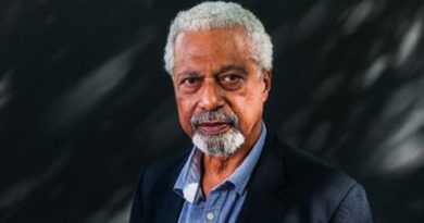 Abdulrazak Gurnah gana el Nobel de Literatura por su conmovedora descripción de los efectos del colonialismo y el destino de los refugiados