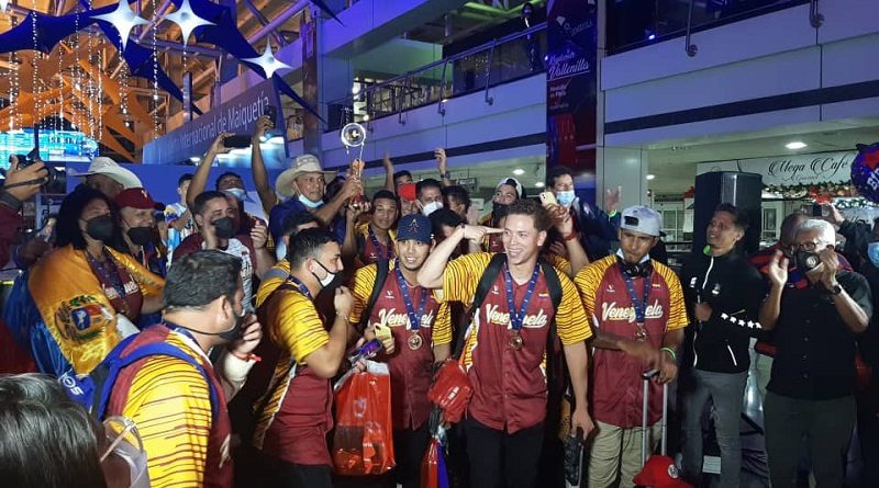 BIENVENIDA EN MAIQUETÍA | Venezuela recibió con orgullo y júbilo a integrantes del equipo Campeón Mundial de Béisbol Sub-23