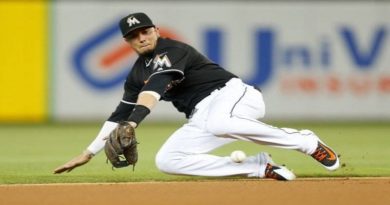 Los Marlins le extienden el contrato al venezolano Miguel Rojas hasta 2023