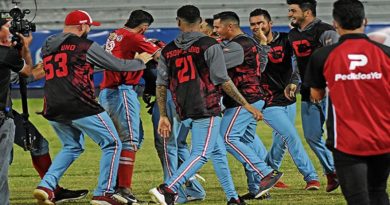 Los Cardenales vinieron de atrás para derrotar 6-5 a los Tiburones