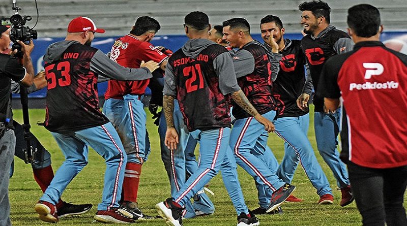 Los Cardenales vinieron de atrás para derrotar 6-5 a los Tiburones