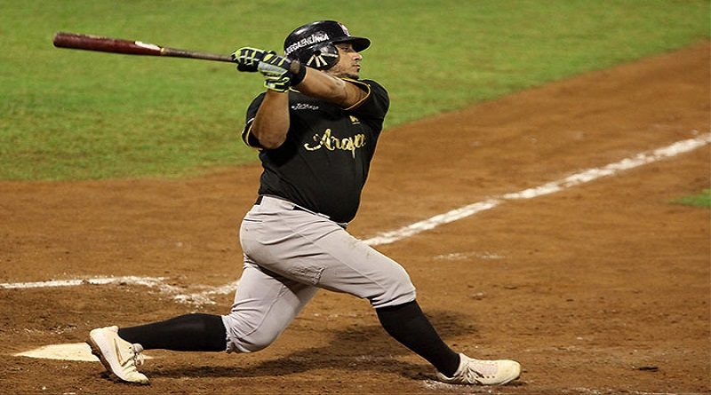 Tigres conquista su sexta victoria al hilo al derrotar 8-7 a los Tiburones