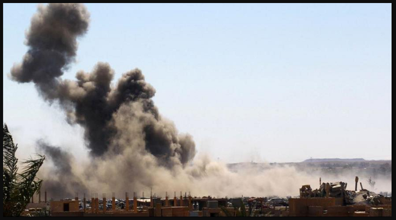 Una nube de humo se eleva sobre la ciudad de Al-Baquz, al este de Siria, 18 de marzo de 2019. (Foto: Reuters)