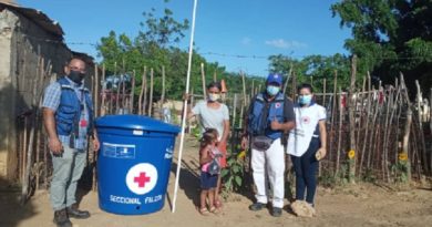 Cruz Roja entrega aportes a comunidades para almacenamiento de agua en Falcón