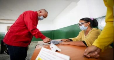 El pueblo ejerce su derecho al voto de manera consciente y democrática