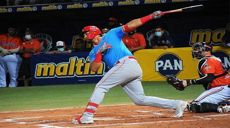 Cardenales sigue al acecho de los Bravos al vencer 11-10 a los Caribes