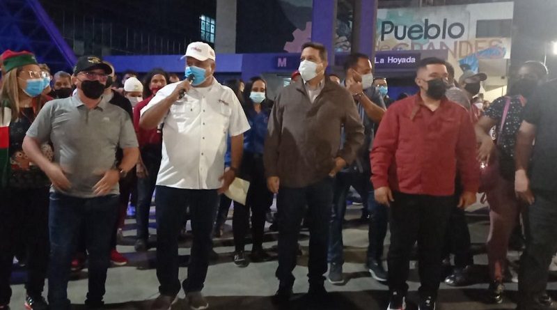Clase obrera del Metro de Caracas enciende la Navidad en estación La Hoyada