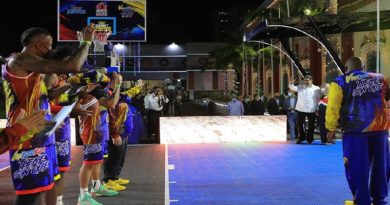 Juventud y atletas del baloncesto festejan con Presidente Maduro su cumpleaños 59 en Miraflores