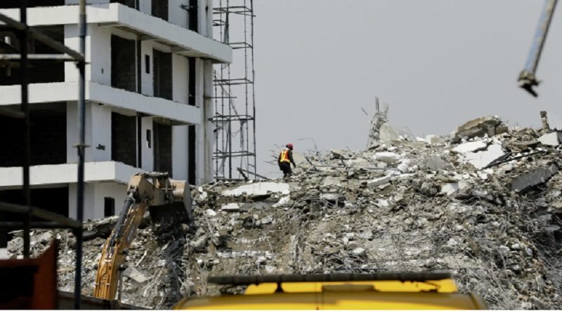 Asciende a 36 fallecidos al desplomarse un edificio en Nigeria