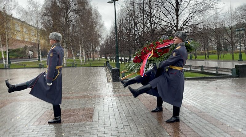 Canciller Félix Plasencia rinde honores ante la Tumba del Soldado Desconocido en Rusia