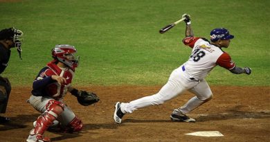Tiburones de La Guaira superan 17-11 a los Tigres de Aragua en el Universitario de Caracas