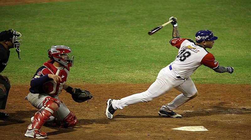 Tiburones de La Guaira superan 17-11 a los Tigres de Aragua en el Universitario de Caracas