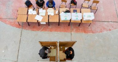 La gente vota en un colegio electoral durante las elecciones presidenciales, en Vallenar, norte de Chile, 21 de noviembre de 2021 (Foto: AFP)