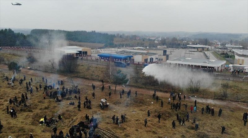 Fuerzas polacas usan cañones de agua contra los migrantes en un cruce fronterizo en la frontera con Bielorrusia, 16 de noviembre de 2021. (Foto: AFP)