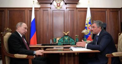 El presidente de la Duma Estatal (Cámara Baja) de Rusia, Vyacheslav Volodin (dcha.), en una reunión con el mandatario ruso, Vladimir Putin.