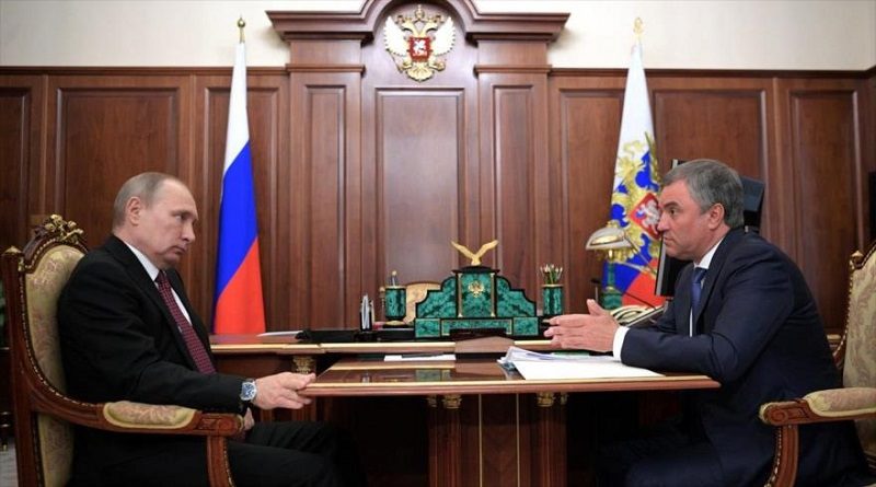 El presidente de la Duma Estatal (Cámara Baja) de Rusia, Vyacheslav Volodin (dcha.), en una reunión con el mandatario ruso, Vladimir Putin.