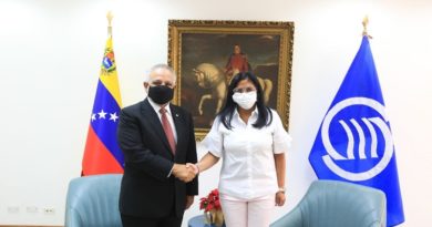 Vicepresidenta Delcy Rodríguez evalúa temas de interés regional con el secretario general de la AEC