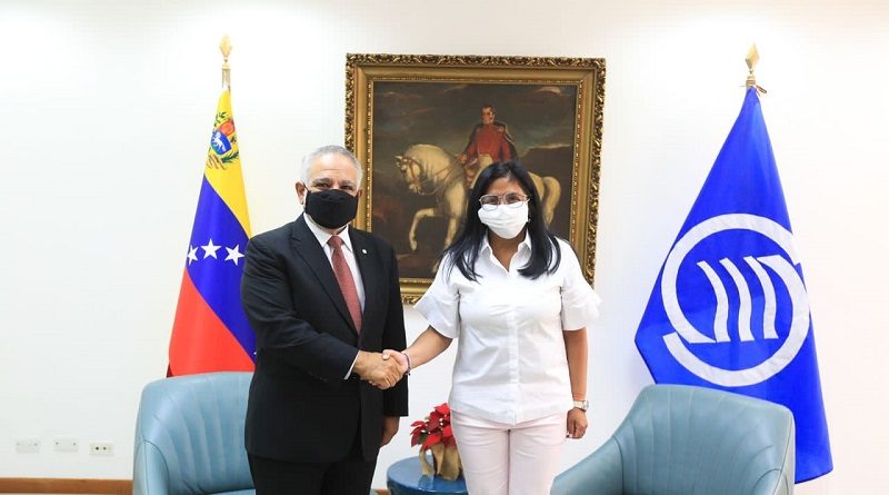 Vicepresidenta Delcy Rodríguez evalúa temas de interés regional con el secretario general de la AEC