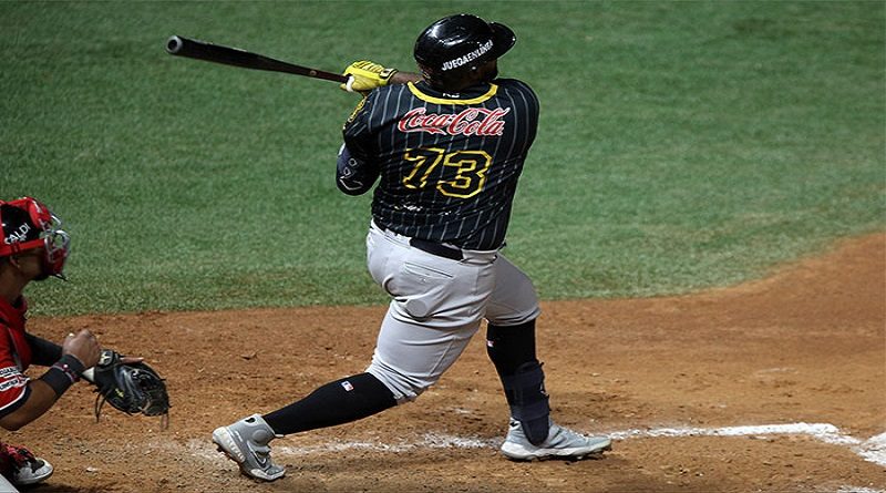 Leones liquidó 9-4 a los Tiburones en el Fórum de Macuto