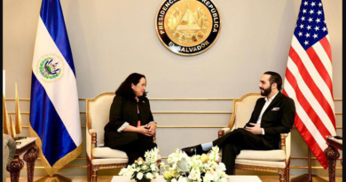La exencargada de negocios de EE.UU., Jean Manes, y el presidente de El Salvador, Nayib Bukele. (Twitter / USAmbSV)